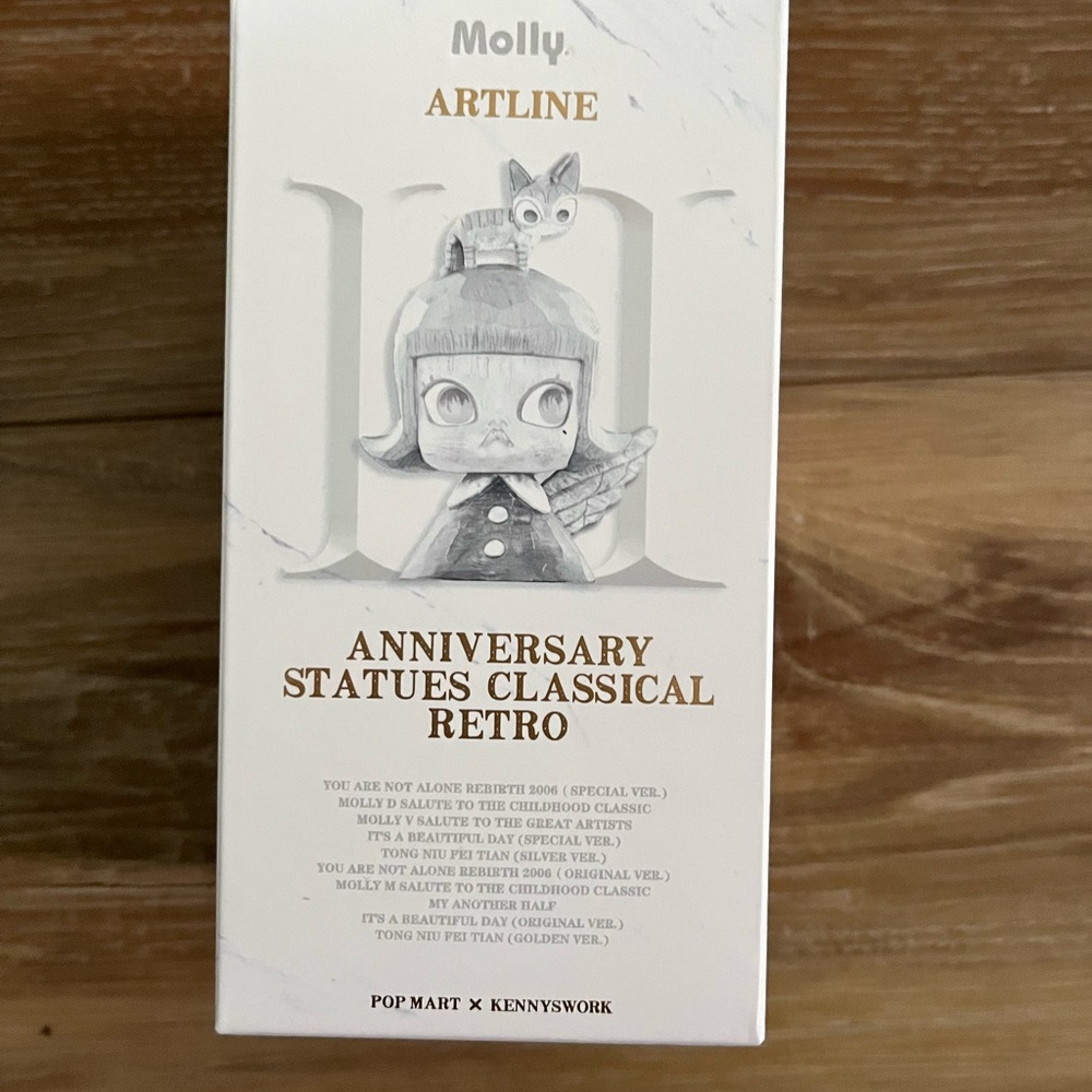 Molly Artline Anniversary Statue - Classical Retro